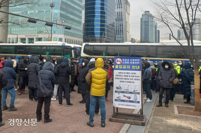 ‘2022 민중총궐기’ 집회가 열린 서울 영등포 여의도 여의도 공원 출입구에 15일 경력이 배치돼 있다. 윤기은 기자