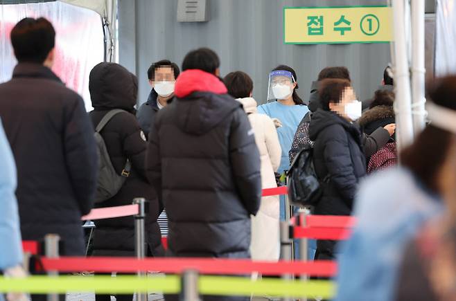 15일 오전 서울시청 앞 서울광장 코로나19 선별진료소를 찾은 시민들이 검사를 위해 줄을 서 있다. 연합뉴스