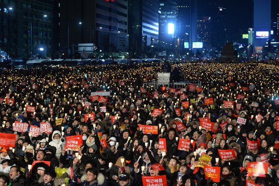 2016년 12월10일 서울 광화문광장에서 제7차 민중총궐기 대회가 열렸을 때 모습. 당시 집회에 참여한 시민들은 박근혜 전 대통령의 퇴진을 촉구했다./사진=뉴스1