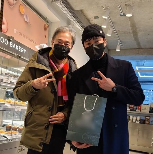 Jing Bo-seok unveiled a two-shot with his junior Lee Jang-woo, who made a surprise visit to Panera Bread.Actor Jeong Bo-seok posted a picture on his 14th day with his article It is good to meet a long encounter and I will be reborn as a wonderful musical star in Rebecca. # Lee Jang-woo # Space Baking Station # Seongbuk-dong Panera Bread # View Restaurant #Jeong Bo-seok .In the public photos, there is a picture of Jeong Bo-seok and a two-shot shot of Lee Jang-woo.Jeong Bo-seok took a friendly V-pose with his junior Lee Jang-woo, who found his own Panera Bread, and the two showed a reliable atmosphere even if they were rich (children).Previously, Jing Bo-seok and Lee Jang-woo met with their father-in-law and son-in-law in the MBC weekend drama Rosy Lovers, which was concluded in 2015.Since then, he has been in a relationship with the entertainment industry.Jing Bo-Seok SNS