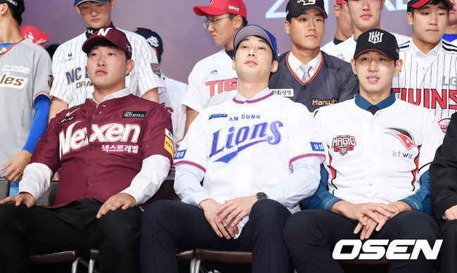 2019 KBO 신인 드래프트에서 넥센 윤정현, 삼성 이학주, kt 이대은이 포토타임을 갖고 있다. /OSEN DB