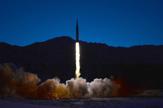 북한이 개발한 극초음속미사일이 11일 가상 표적을 향해 발사되고 있다. 노동신문·뉴스1
