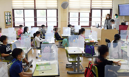 서울의 한 초등학교에서 학생들이 수업을 듣고 있다./연합뉴스