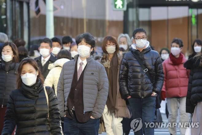 마스크 쓴 도쿄의 행인들 (도쿄 AP=연합뉴스) 12일 일본 수도 도쿄(東京)에서 마스크를 쓴 사람들이 횡단보도를 건너고 있다.