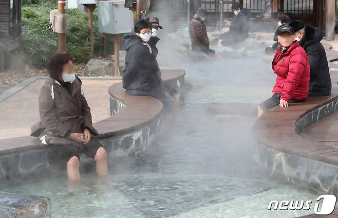 대전 유성구 족욕체험장에서 시민들이 족욕을 하며 추위를 녹이고 있다. 2022.1.5/뉴스1 © News1 김기태 기자