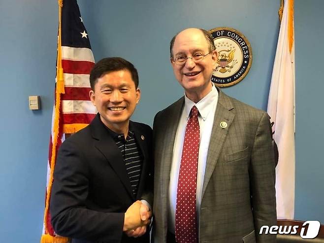 (시카고=뉴스1) 박영주 통신원 = 미국과 영국 연방의회가 이달 26일 한국전쟁 종전선언 등이 담긴 한반도 평화법안을 놓고 화상회의를 개최한다. 이 법안을 발의한 브래드 셔먼 의원(오른쪽)과 함께 한 최광철 KAPAC 상임대표. 사진=최광철 대표 페이스북 © News1 박영주 통신원