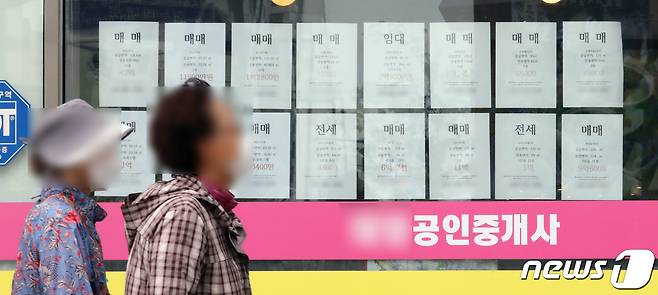 28일 세종시의 한 공인중개사 앞에 아파트 매매 가격이 적힌 종이가 붙어있다. 국토부는 올해 전국 평균 공동주택 공시가격이 전년 대비 약 19.05% 오르는 것으로 확정했다. 공시가격이 가장 많이 오른 곳은 세종시로 70.25%의 상승률을 보였으며 이어서 경기 23.94%, 대전 20.58%, 서울 19.89%, 부산19.56, 울산 18.66% 등으로 올랐다. 2021.4.28/뉴스1 © News1 장수영 기자