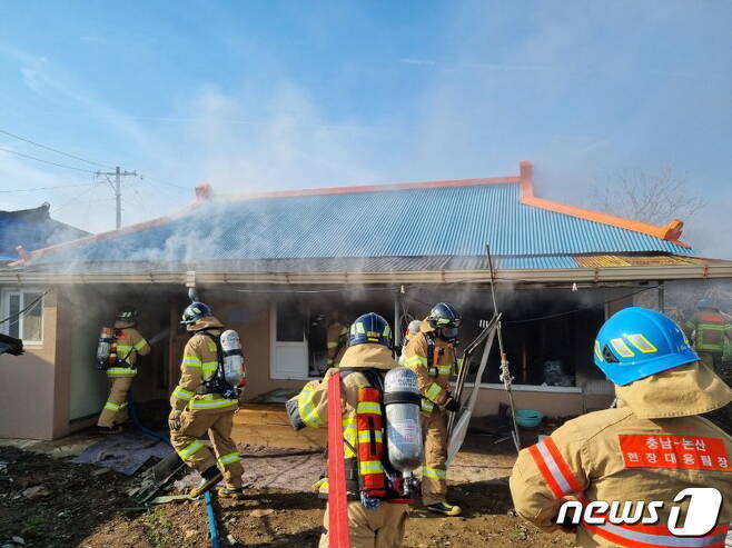 지난해 12월 논산시 한 단독주택에서 발생한 화재를 진압하고 있는 논산소방서 소방공무원들(충남도 제공)© 뉴스1