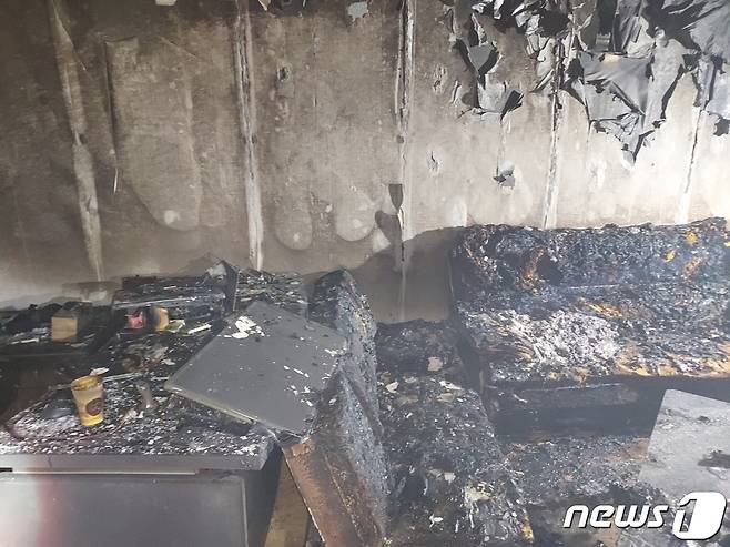 지난 15일 오후 5시43분께 전북 전주시 중화산동의 한 상가건물 2층에서 불이났다. 이 불로 2명이 숨진 채 발견됐다.(전북소방본부 제공)2022.1.15/© 뉴스1