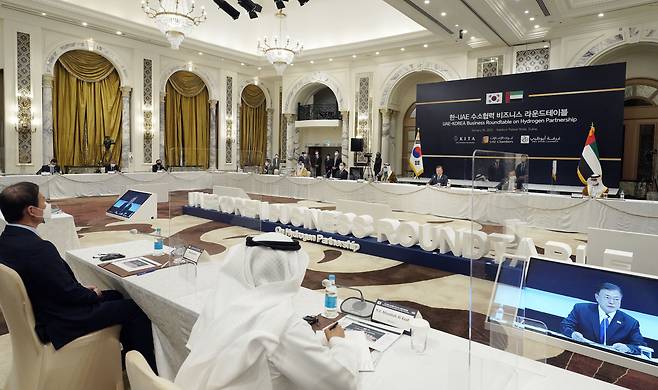 문재인 대통령이 16일(현지 시각) 두바이 한 호텔에서 열린 한-UAE 수소협력 비즈니스 라운드 테이블에 참석, 발언하고 있다. /연합뉴스