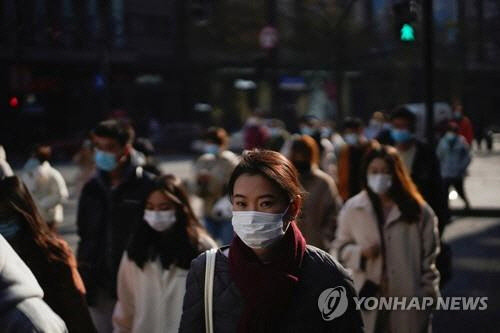 마스크 쓰고 걷는 상하이 시민들. <로이터 연합뉴스>