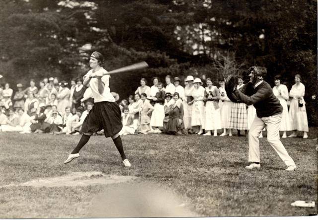1913년 경기장에서 배트를 휘두르는 바사 여학교 학생의 모습. 바사대학 도서관 홈페이지
