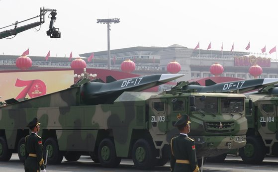 지난 2019년 중국 건국 70주년 기념일 행사에 등장한 중국의 극초음속 미사일 둥펑(DF)-17. 연합