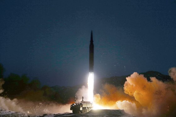 지난 11일 북한이 자강도에서 극초음속 미사일이라고 주장하는 미사일을 쐈다. [노동신문=뉴스1]