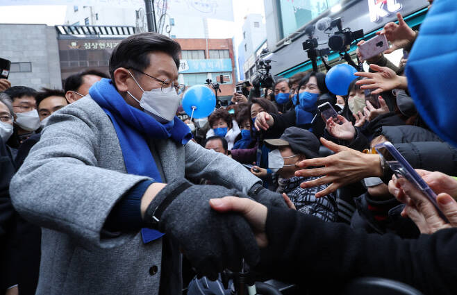 이재명 더불어민주당 대선후보가 15일 강원도 춘천시 명동거리를 방문, 시민들과 인사하고 있다. 연합뉴스