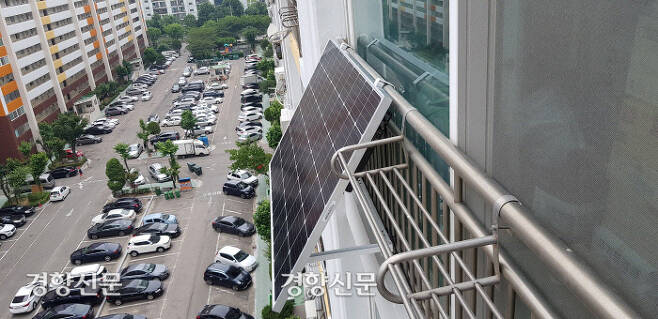 인천시가 공동주택에 지원해 설치한 ‘미니 태양광’.|인천시 제공