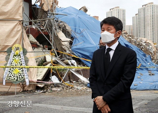 정몽규 HDC그룹 회장이 지난해 6월 11일 오전 광주 학동 철거건물 붕괴 사고 현장에서 참배한 뒤 이동하고 있다. 손재철 기자