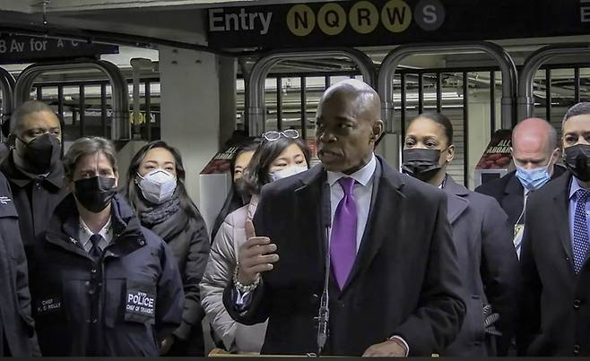 현지시간 15일 뉴욕 타임스스퀘어 지하철역에서 한 아시아계 여성이 지하철에 떠밀려 사망한 후, 시장 에릭 애덤스가 시 법률 관계자들과 함께 지하철역 안에서 가진 기자회견에서 발언하고 있다. /사진=연합뉴스