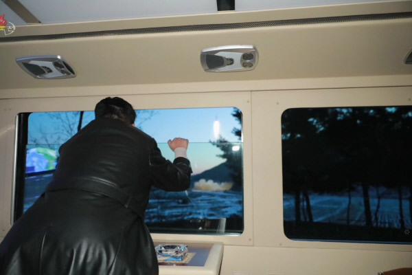 김정은 북한 국무위원장이 지난 11일 자강도 일대에서 진행된 극초음속미사일 시험 발사 장면을 자신의 전용 차량 안에서 참관하고 있는 모습을 12일 조선중앙통신이 보도했다. 연합뉴스