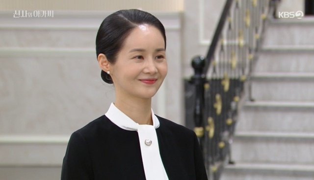 Kim Ga-Yeon has given a shot to Cha Hwa-Yeon, the first appearance as a new butler.Kim Ga-Yeon was first featured in the 33rd episode of KBS 2TV weekend drama Shinsa and Young Lady (played by Kim Sa-kyung/directed by Shin Chang-seok) broadcast on January 15.On the same day, Lee Young-guk (Ji Hyun Woo) fired Jo Sa-ra (Park Ha-na) and hired Kim for the position.Wang Dae-ran (Cha Hwa-Yeon) echoed Kim, saying, Miss Kim, the old secretarys office.When Lee Se-chan (Yoo Jun-seo) asked, So now my allowance is yours? Kim said, No, the president decides everything, and Im just a messenger.Lee Jae-ni (Choi Myung-bin) said, I do not think I will be engaged to our father at least.We are Fathers, and we are errands who execute everything, Kim said, and I dont think well do what we want.Meanwhile, Wang Dae-ran asked Kim to spend only 5 million won in my account, saying, I can take care of Kims tips as much as I can.The documents I received were paid ten million won the day before yesterday, Kim said. I will try to get the approval by putting it up to the president.