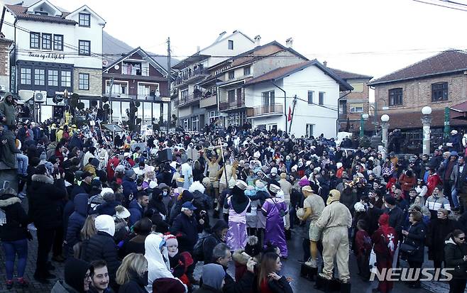 [베브차니=AP/뉴시스] 13일(현지시간) 북마케도니아 베브차니에서 전통 카니발이 열려 축제 의상을 입은 시민들이 퍼레이드에 참여하고 있다. 북마케도니아에서 코로나19 감염 사례가 급증함에도 축제에 수백 명이 참여하고 그보다 많은 사람이 관람했으나 당국은 새로운 규제를 부가하지 않은 것으로 알려졌다. 2022.01.14.