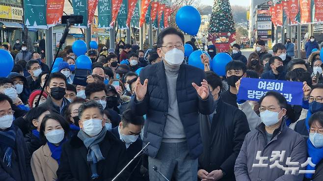 16일 강원 강릉을 찾아 거리연설을 하며 지지를 호소하고 있는 더불어민주당 이재명 대선 후보. 전영래 기자