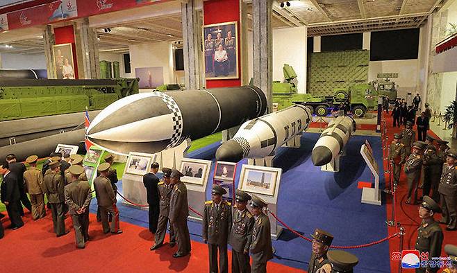 북한이 지난해 10월 평양에서 개최한 국방발전전람회에 참가한 사람들이 전시된 미사일을 보고 있다. 조선중앙통신·연합뉴스