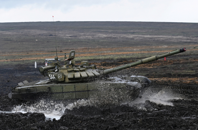 러시아 T-72B3 주력전차가 지난해 12월 우크라이나와 인접한 러시아 남부 로스토프 지역의 한 사격장에서 군사 훈련을 받고 있다./로이터연합뉴스
