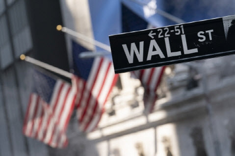 미국 뉴욕증권거래소(NYSE) 앞에 월스트리트 이정표. (사진=AP/연합뉴스)