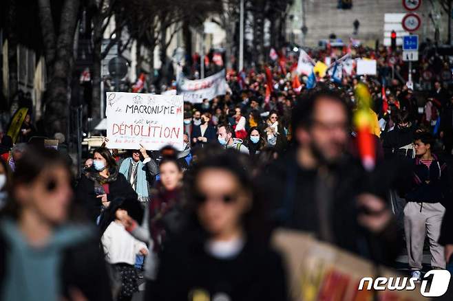 사람들이 2022년 1월 13일(현지시간) 프랑스 남부 마르세유에서 정부의 코로나 19 바이러스 조치에 대해 불만을 품고 시위를 진행하고 있다. © AFP=뉴스1 © News1 김지현 기자