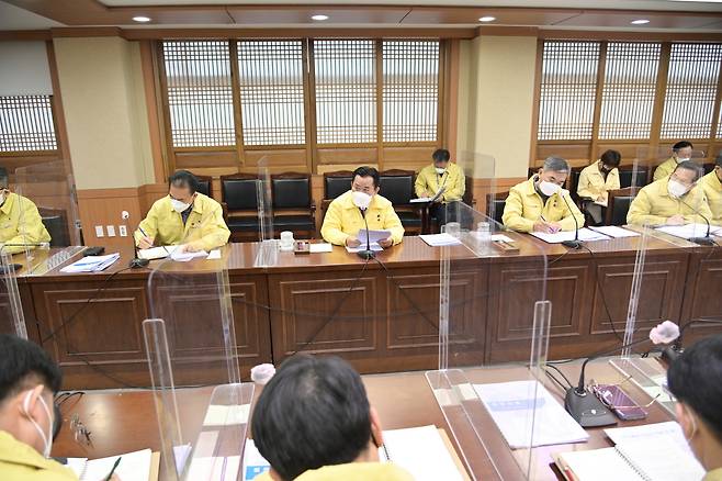 박정현 부여군수(가운데)가 17일 열린 재난대책회의에서 2022년 역점사업에 대해 부서간 협조를 주문하고 있다.(부여군 제공)© 뉴스1