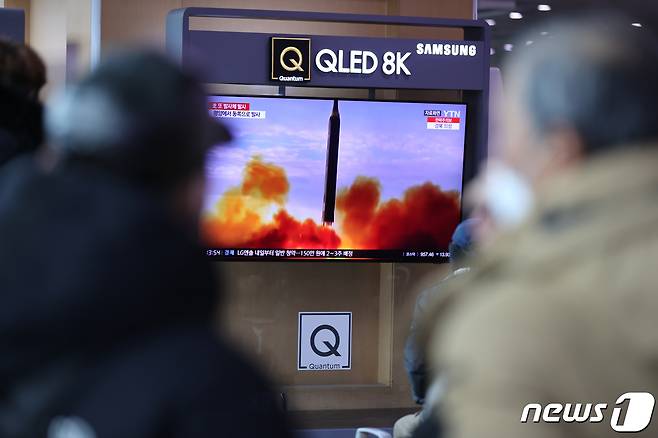 북한이 단거리탄도미사일 2발을 발사한 17일 서울역에서 시민들이 대형TV를 통해 관련 뉴스를 시청하고 있다. 2022.1.17/뉴스1 © News1 안은나 기자