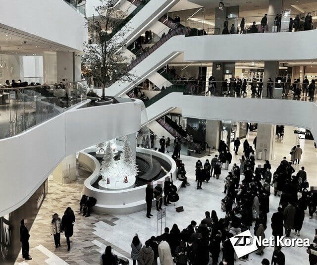 크리스마스 연휴 기간 동안 서울 시내에 위치한 한 대형 쇼핑몰을 방문한 시민들의 모습. (사진=김양균 기자)