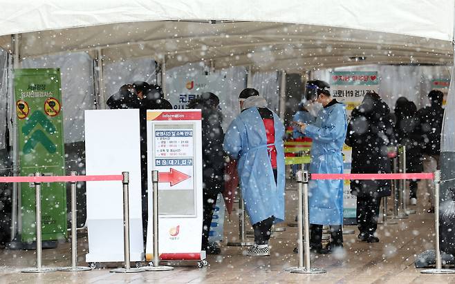 17일 오후 서울 중구 서울시청 앞 코로나19 임시 선별검사소에서 시민들이 검사를 받고 있다. /연합뉴스