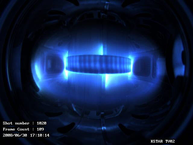 KSTAR가 최초로 플라스마 발생 실험에 성공한 모습. (출처: 한국핵융합에너지연구원)