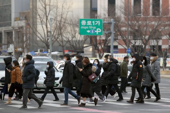 절기상 '소한(小寒)'인 지난 5일 서울 종로구 광화문네거리에서 두꺼운 옷을 입은 시민들이 출근하고 있다. /사진=뉴시스