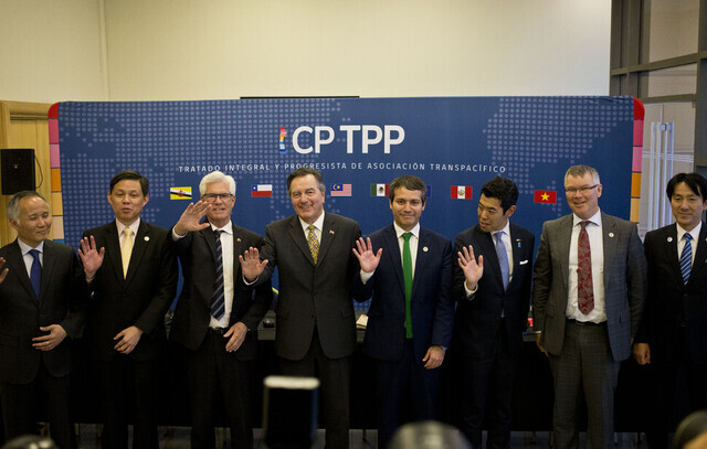 2019년 5월 칠레 산티아고에서 열린 ‘포괄적·점진적 환태평양 경제 동반자 협정’(CPTPP) 회의에 참석한 각국 대표단이 기념사진을 찍고 있다. 산티아고/AP 연합뉴스