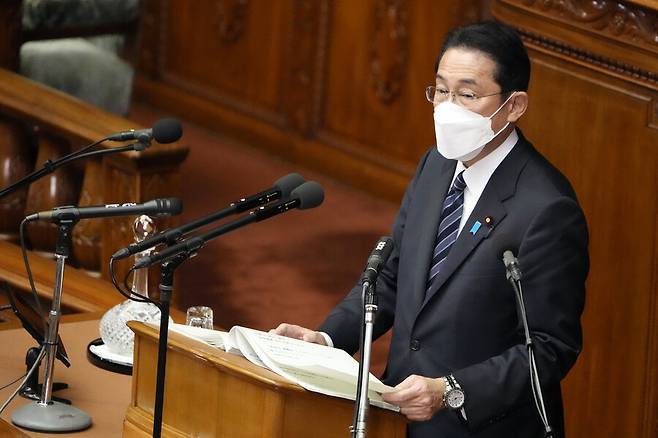 기시다 후미오 일본 총리가 17일 개원한 정기국회에서 시정방침 연설을 하고 있다. 도쿄/AP 연합뉴스
