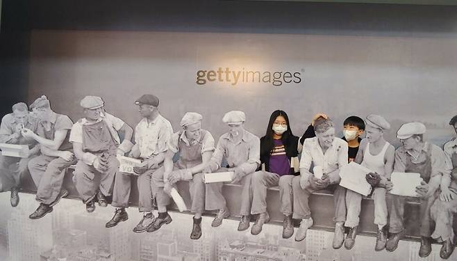 아이들이 유명작품인 <철제 빔에 앉아 점심을 먹고 있는 뉴욕의 건설노동자들> 속에 들어가 작품 속 주인공처럼 포즈를 잡고 있다.