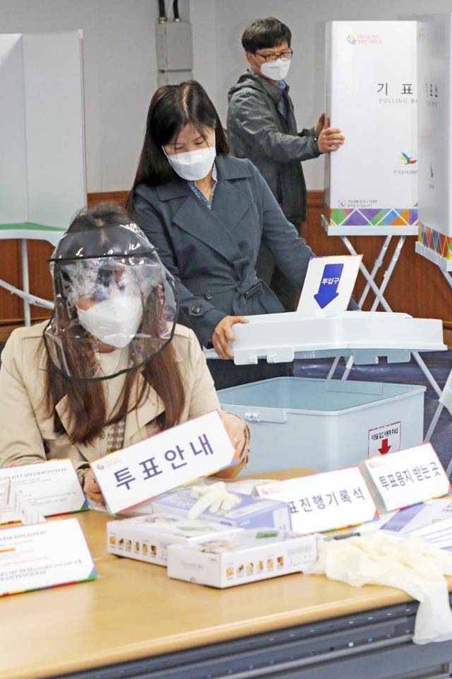 제21대 국회의원 선거를 하루 앞둔 2020년 4월 14일 경기 수원시 팔달구 우만 2동 행정복지센터에서 선거 사무원들이 투표소 설치를 하고 있다. 수원=뉴스1