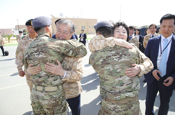 2018년 3월 아랍에미리트(UAE)를 공식 방문한 문재인 대통령과 부인 김정숙 여사가 아부다비에 주둔하고 있는 아크 부대를 방문, 장병들을 안아주고 있다. 청와대사진기자단