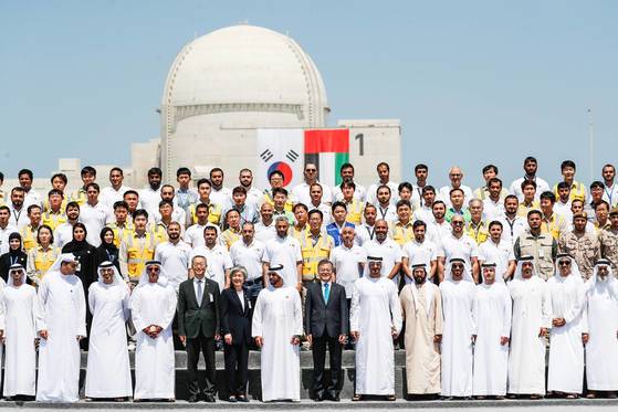 2018년 3월 아랍에미리트(UAE)를 공식 방문한 문재인 대통령이 바라카 원전 1호기 건설완료 행사 후 기념촬영을 하고 있다. 청와대사진기자단