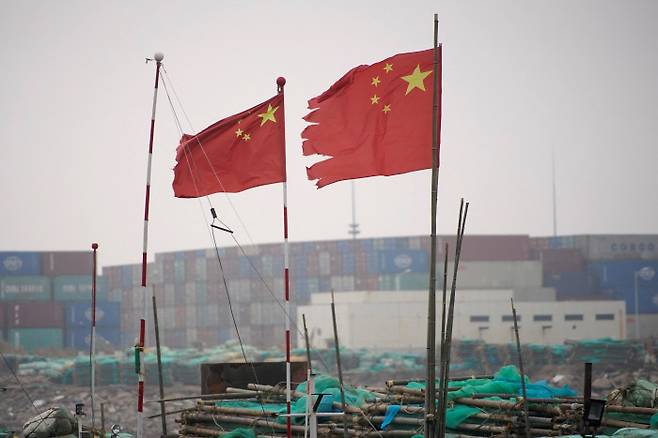 중국 상하이의 한 항구에 쌓인 컨테이너 위로 중국 국기가 휘날리고 있다. 베이징 | 로이터연합뉴스