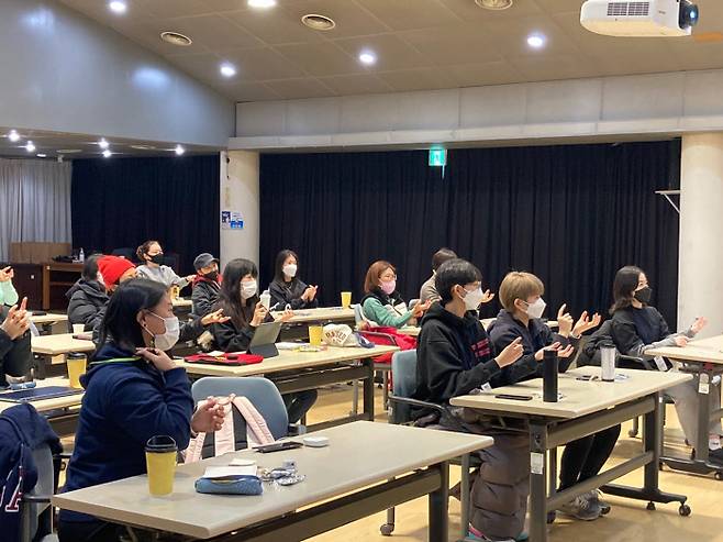 지난 15일 서울 동부여성발전센터에서 열린 ‘위밋업스포츠’의 장애인 인식 교육에 참석한 각 종목 강사들이 수어를 배우고 있다. 김보미 기자