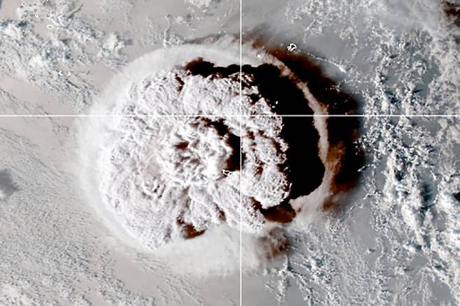 남태평양 섬나라 통가 인근 해역에서 지난 15일 해저화산이 폭발하는 모습이 인공위성에 포착됐다. 미국 국립해양대기관리국(NOAA)이 제공한 화면이다.  로이터연합뉴스