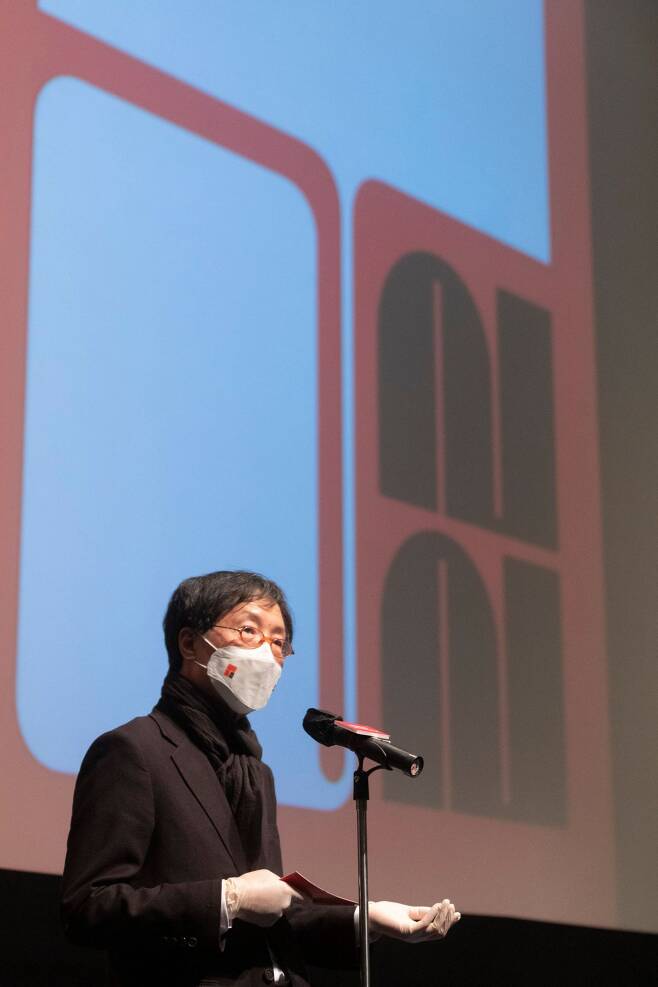 Director of the Jeonju International Film Festival Lee Joon-dong speaks during the closing ceremony of the last year‘s event. (Jeonju IFF)