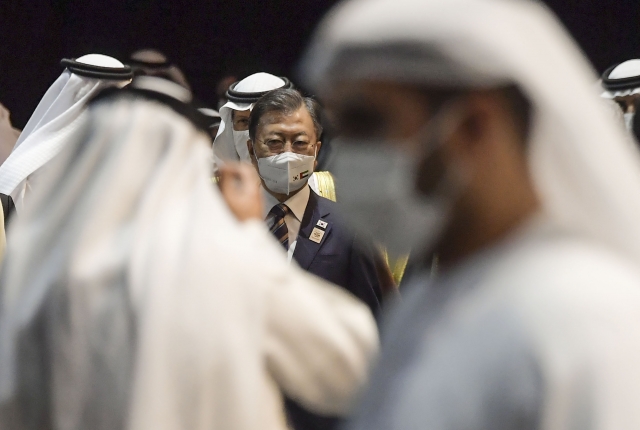 문재인 대통령이 17일 오전(현지시간) 아랍에미리트 두바이 엑스포 전시센터에서 열린 아부다비 지속가능성주간 개막식 및 자이드상 시상식에서 두바이 통치자인 무함마드 빈 라시드 알막툼 UAE총리와 함께 행사에 참석하고 있다.