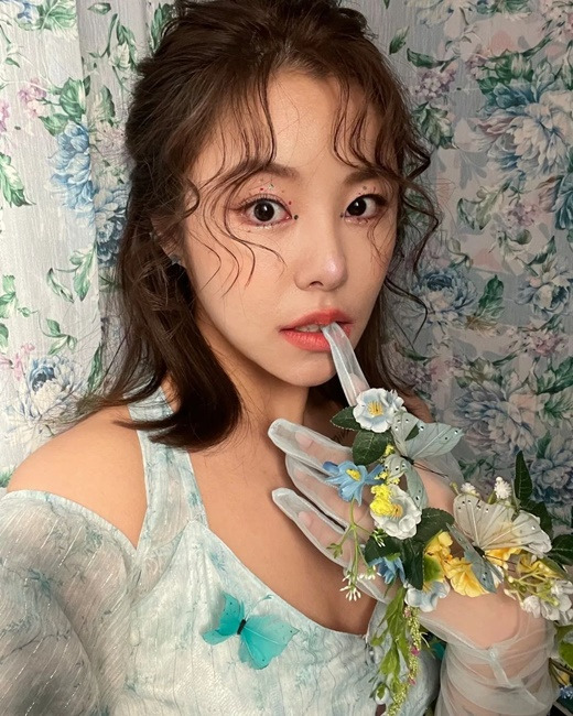 Group MAMAMOO member Wheein showed off her fairy beauty.Wheein posted several photos on his 17th day with a message Thank you so much x417 on his instagram.In the open photo, Wheein left a selfie in various ways, such as touching the ball with his hand or wearing gloves.The deep mint cut-out dress matches the see-through gloves and doubles the youthful charm.The costumes add glamour with flowers and butterflies, especially the curled bangs, a Wheein that flaunted her idol beauty with unique eye makeup.Wheein released his second mini album Whee on the 16th.