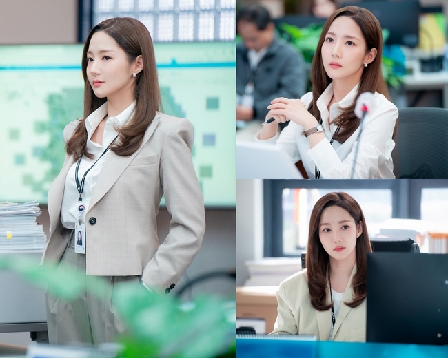 Park Min-young has transformed into a perfect worker.JTBCs new Saturday drama, People of the Weather Service: A Cruelty of In-house Love (directed by Younghoon, Sunyoung, Creator Gline & Kang Eun-kyung, produced by Ann P.O Entertainment, JTBC Studio) is a workplace romance drama depicting the work and love of people from the Korea Meteorological Administration who are hotter than tropical nights and cannot be more catastrophic than local rain.Park Min-young played the role of Jin Ha-kyung, the general forecaster of the Korea Meteorological Administrations second team in the drama.The distinction between the public and private is clear, and it is clear that even the interpersonal relationship is broken, and it is also known as voluntary assas in the company.Steelcut, released on January 17, contains the work life of Jin Ha Kyung.I predict and analyze the weather with a more serious face than anyone else, and I feel the charisma of the general forecaster from the leadership of the general team 2.I look forward to the Park Min-young, which produces life characters for each work that is nicknamed Min, To, and Le (Min Young and Legend), to be completed by the Korea Meteorological Administration.Park Min-youngs precise diction and broken acting melted into the character Jin Ha-kyung, and the difficult lines of the profession were also naturally and comfortably digested.In the drama, it seems to be more accurate and interesting how the weather is predicted at the Meteorological Agency, which is the first to be covered.I hope youll find another character in Park Min-youngs life that has entered into a work mode that combines charisma and skill, he said.The Meteorological Agency People: The Atrocity of In-house Love is expected to create a work that can be believed and believed by a writer Sunyoung, a member of the GLine of Kang Eun-kyung Creator, who created a topical work such as The World of Couples and MistyIt will be broadcast first on Saturday, February 12 at 10:30 p.m. on JTBC. (Photo Provision = AnnP.O Entertainment, JTBC Studio