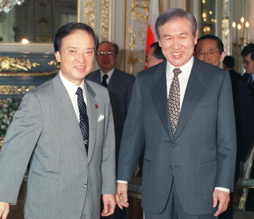 (도쿄 교도=연합뉴스) 1990년 5월 26일 일본 도쿄도(東京都) 소재 영빈관에서 노태우(오른쪽) 당시 대통령과 가이후 도시키(海部俊樹) 당시 일본 총리가 두번째 정상회담을 시작하려고 하고 있다.